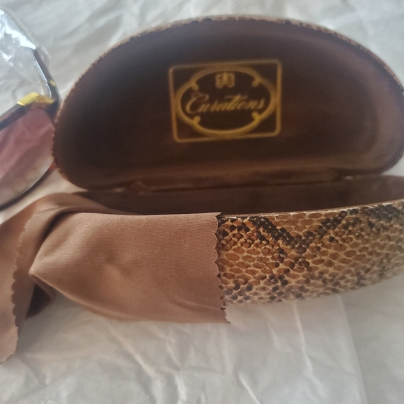 Curations Sunglasses with Case - Picture 6 of 7